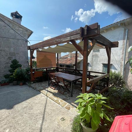 Ferienwohnung Adorma Hum Exterior foto