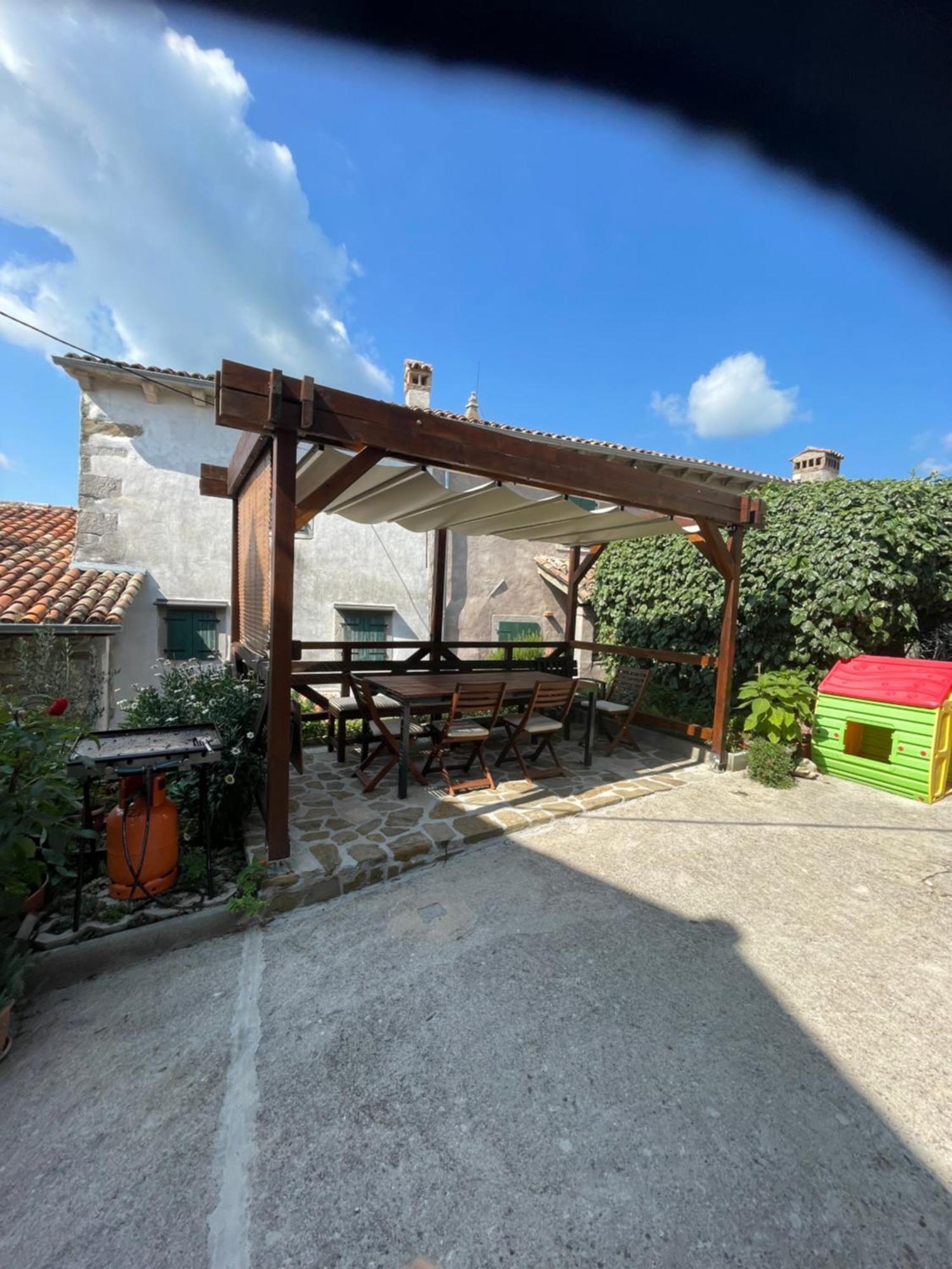 Ferienwohnung Adorma Hum Exterior foto